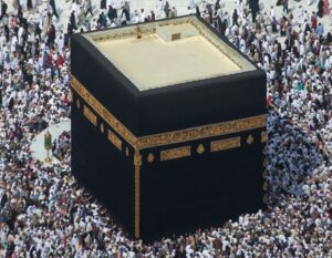Lire la suite à propos de l’article Affaire Epstein : des fragments du voile de la Kaaba envoyés au financier américain selon des emails déclassifiés