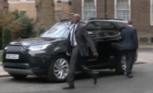 Lire la suite à propos de l’article Affaire Epstein : le soutien du chef de la Diplomatie britannique à Keir Starmer embrase le débat politique