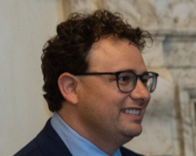 Lire la suite à propos de l’article Claude : le Pentagone menace Anthropic de rompre un contrat de 200 millions de dollars si l’IA n’est pas ouverte à tous les usages militaires