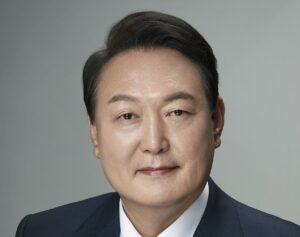 Lire la suite à propos de l’article Corée du Sud : l’ex-président Yoon Suk Yeol condamné à la prison à perpétuité pour insurrection