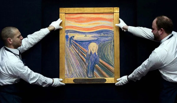 Des employés de Sotheby’s posent pour une photo avec Le Cri d’Edvard Munch, vendu chez Sotheby’s en mai 2012. Photo : @Sotheby’s 