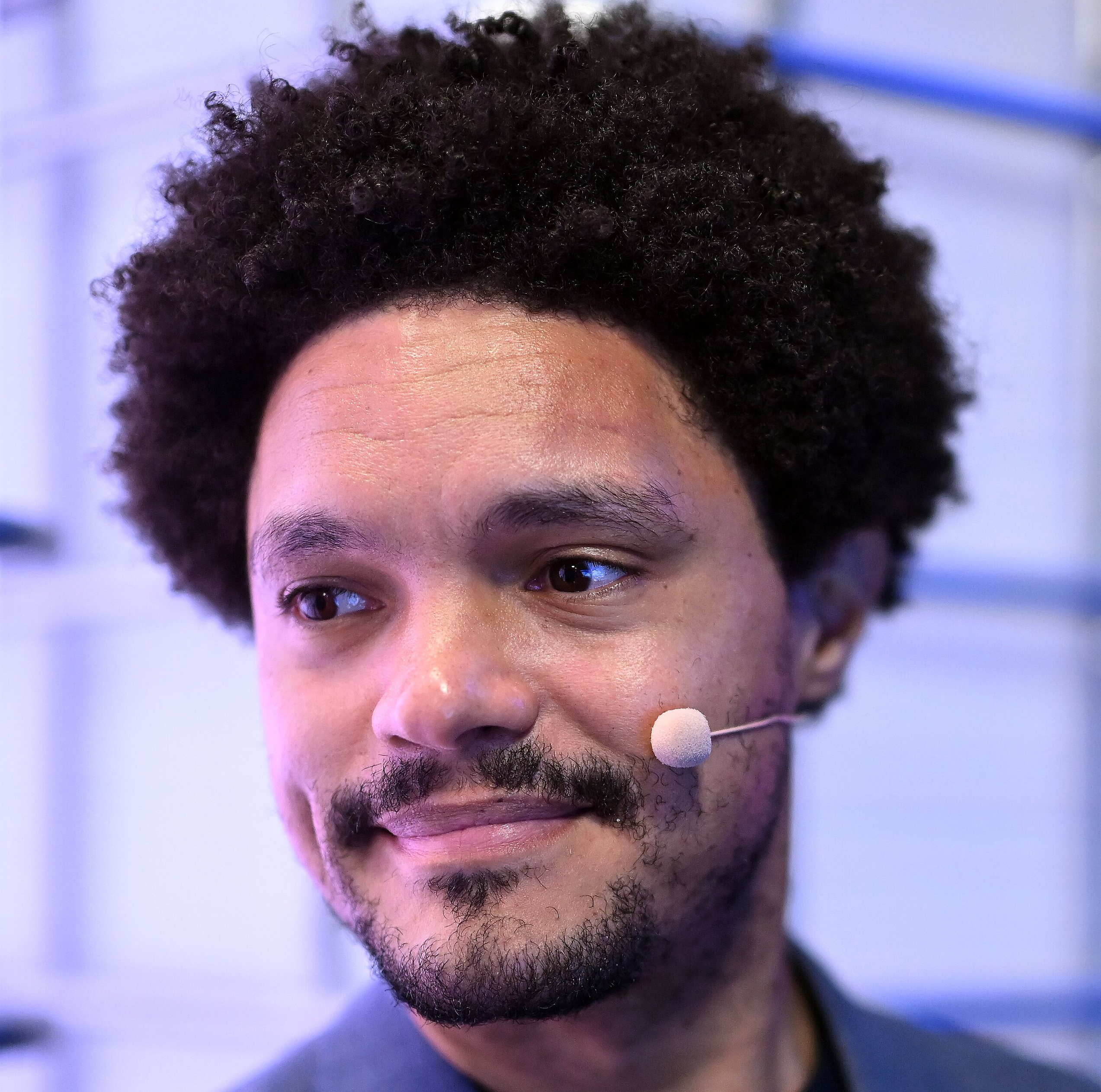 You are currently viewing Etats-Unis : Donald Trump menace Trevor Noah de poursuites après une blague aux Grammy Awards