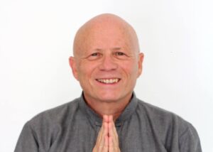 Lire la suite à propos de l’article Israël : Retour sur l&rsquo;expérimentation du Commissaire aux générations incarné par Shlomo Shoham