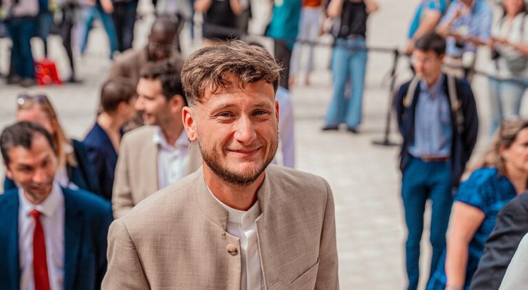 Lire la suite à propos de l’article Jacques-Elie Favrot : Raphaël Arnault annonce la fin des fonctions parlementaires de son collaborateur