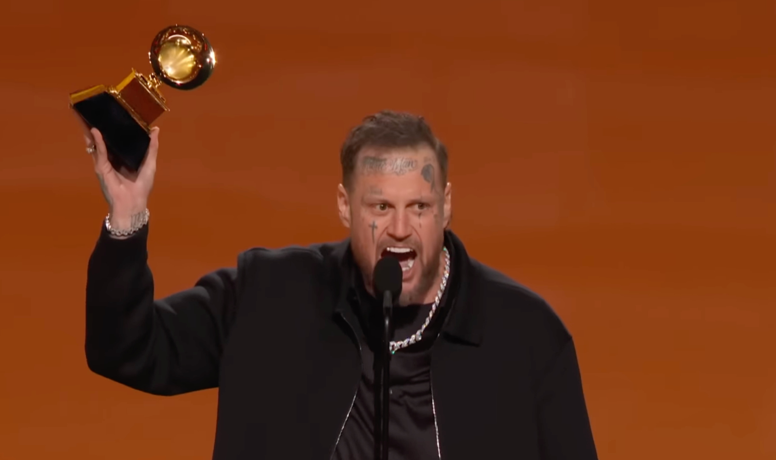 You are currently viewing Jelly Roll : aux Grammy Awards, un témoignage de foi qui dépasse la musique