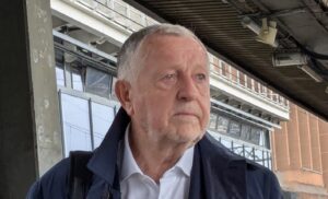 Lire la suite à propos de l’article Lyon : Jean-Michel Aulas appelle la mairie de Lyon à afficher le portrait de Quentin Deranque sur l’Hôtel de Ville