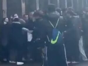 Lire la suite à propos de l’article Lyon : le militant identitaire Quentin D. succombe à ses blessures après une agression en marge d’une conférence