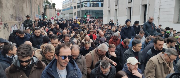 Lire la suite à propos de l’article Marche d’hommage à Quentin Deranque à Lyon : un défilé globalement calme terni par des slogans radicaux et saluts nazis