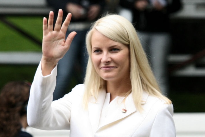 You are currently viewing Affaire Epstein : la princesse Mette-Marit reconnaît une relation et évoque une “manipulation”