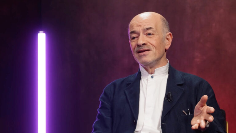 Lire la suite à propos de l’article Alain Bauer : « je peux vous faire croire qu’un pull vert est bleu »