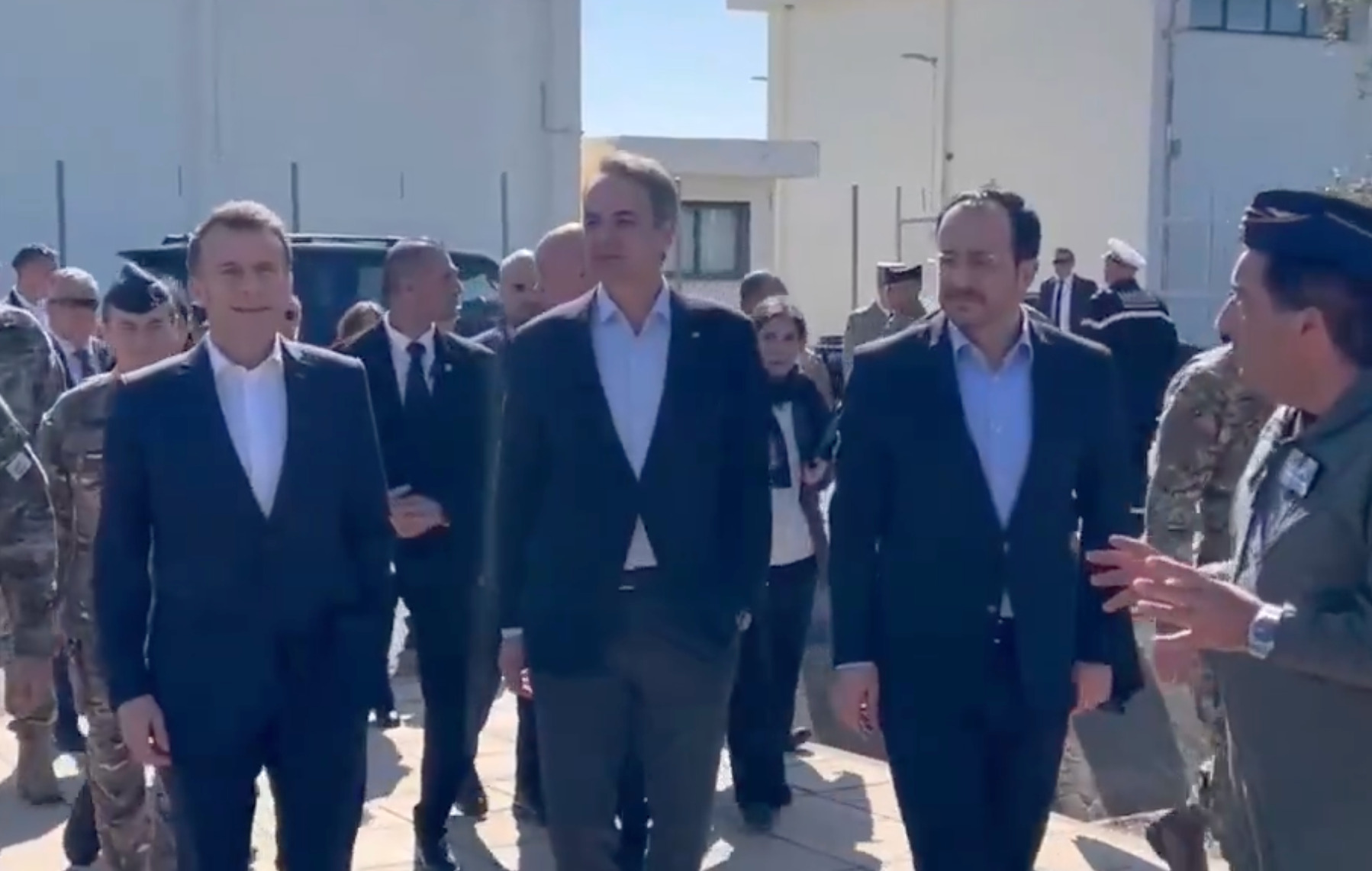 Emmanuel Macron, Kyriakos Mitsotakis et Nikos Christodoulides. Image : Capture d'écran compte X d'Emmanuel Macron. 