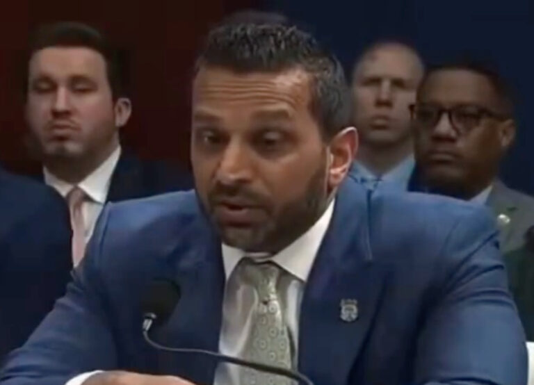 Lire la suite à propos de l’article États-Unis  : Kash Patel reconnaît que le FBI a acheté des données de localisation d’Américains