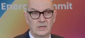 Lire la suite à propos de l’article Carburants : « Que les prix montent, c’est normal », assume Roland Lescure face à la flambée du pétrole