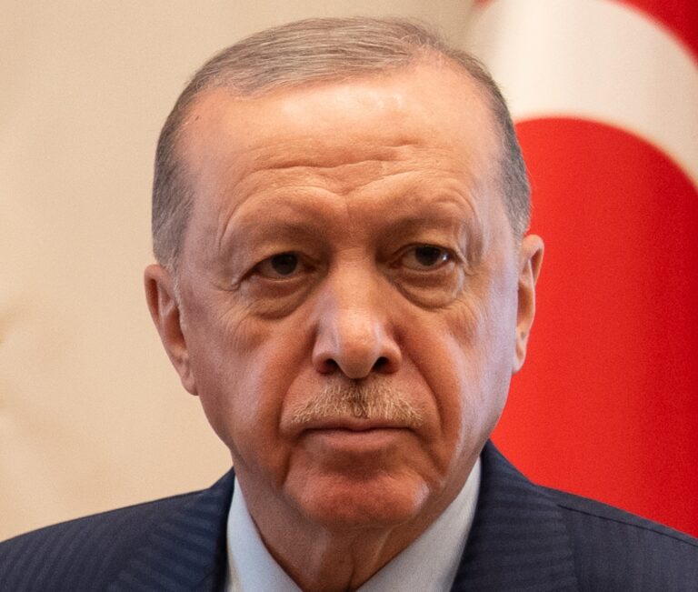 Lire la suite à propos de l’article Turquie : Erdoğan brandit la menace d’une entrée en guerre et promet de frapper « comme en Syrie »