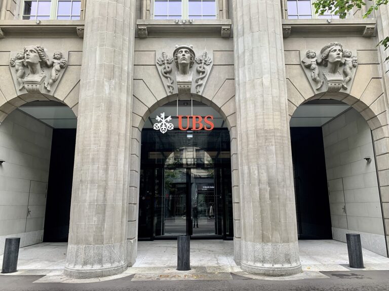 Lire la suite à propos de l’article Affaire Epstein : UBS soupçonnée d’avoir financé la fuite de Ghislaine Maxwell