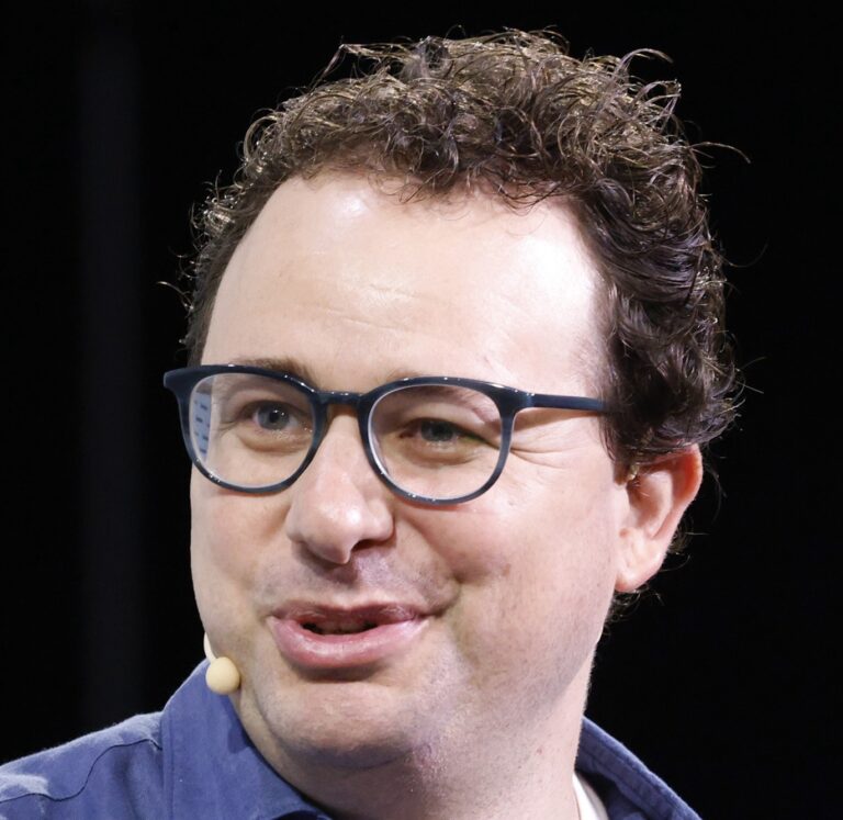 Lire la suite à propos de l’article Anthropic dépasse OpenAI : 30 milliards de revenus annualisés, une rupture dans la course à l’IA