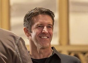 Lire la suite à propos de l’article Apple : John Ternus succédera à Tim Cook à la tête du groupe en septembre 2026