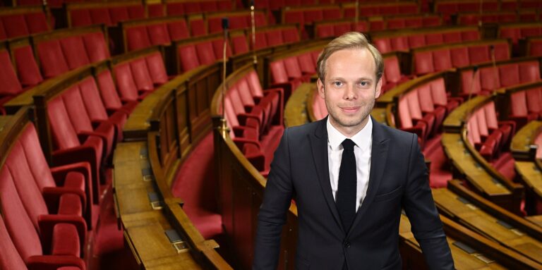 Lire la suite à propos de l’article Audiovisuel public : le rapport Alloncle adopté de justesse après huit heures de tensions