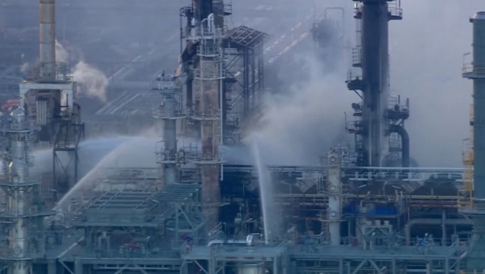 Incendie dans la raffinerie Viva energy à Melbourne. Image : Capture d'écran réseaux sociaux. 