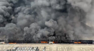 Lire la suite à propos de l’article BYD : un spectaculaire brasier à Shenzhen alimente rumeurs et contre-offensive du constructeur