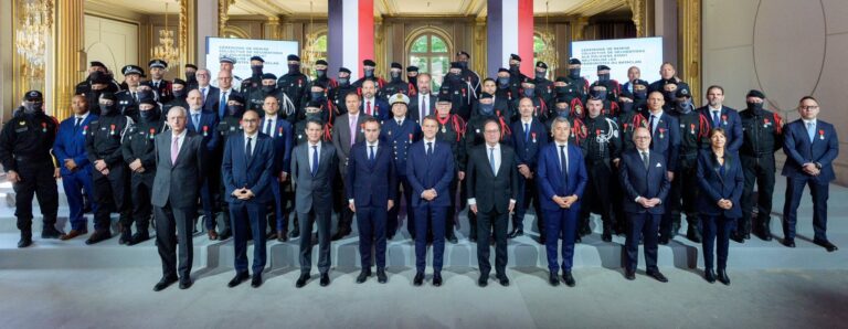 Lire la suite à propos de l’article Bataclan : Emmanuel Macron remet la Légion d’honneur aux policiers et à deux victimes des attentats