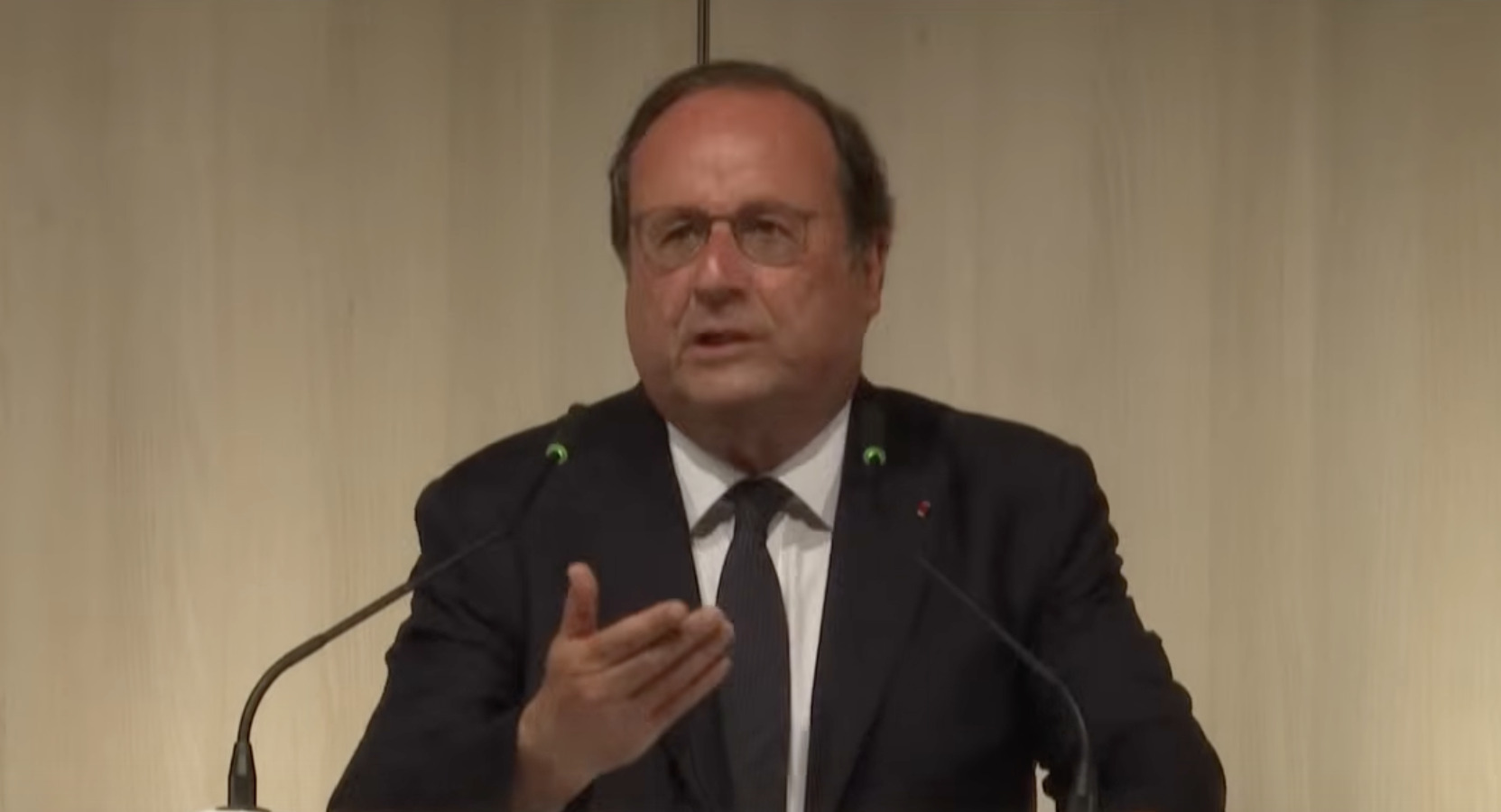 You are currently viewing Présidentielle 2027 : François Hollande accélère son retour politique et assume une stratégie de patience avant la bataille