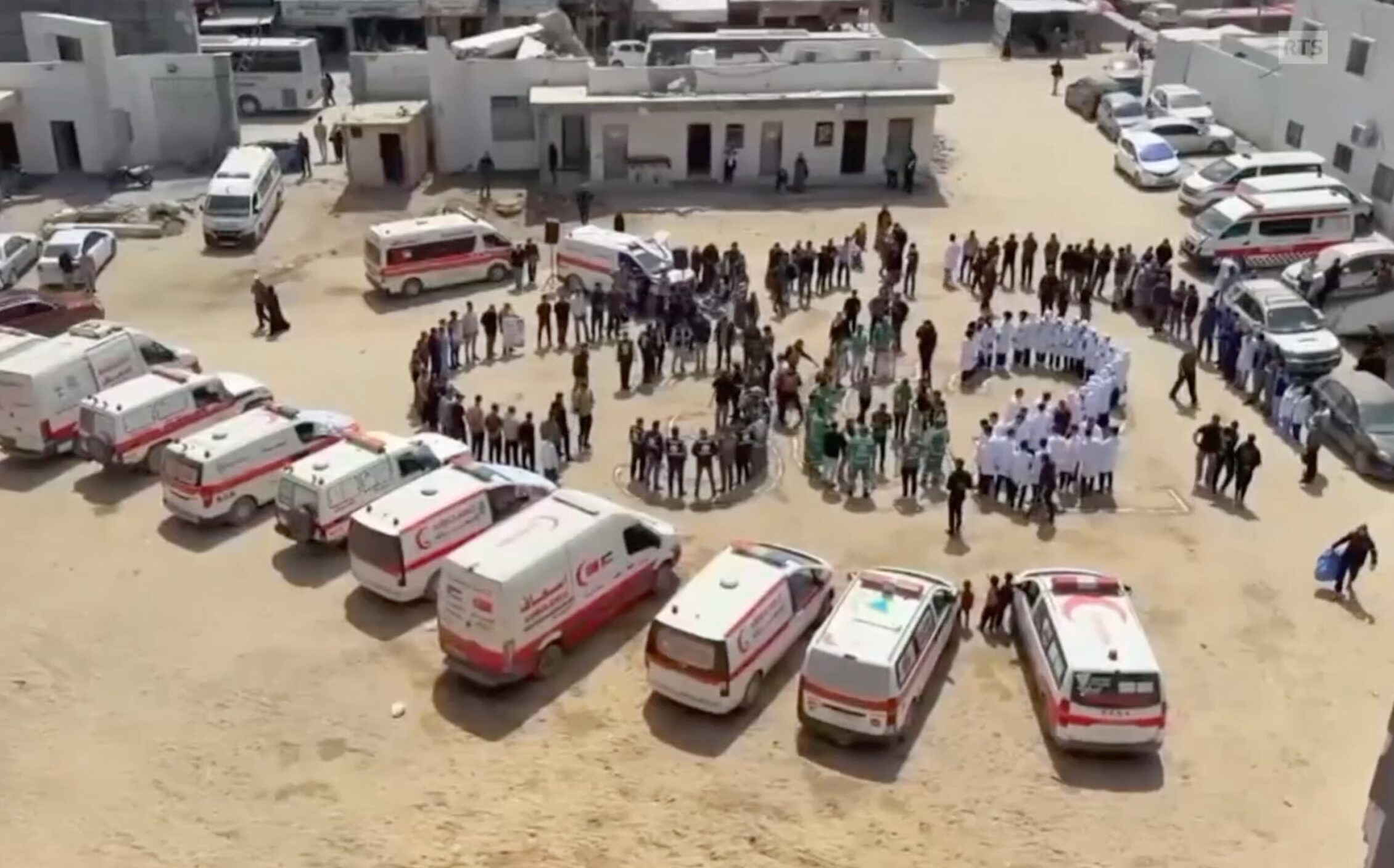 Médecins et infirmiers du ministère de la santé du Hamas ayant manifesté ce dimanche, 19 avril 2026, en brandissant le portrait de leurs collègues emprisonnés par Israël. Photo : Capture d'écran de RTS