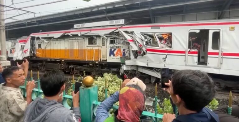 Lire la suite à propos de l’article Indonésie : une collision entre deux trains fait au moins 14 morts près de Jakarta