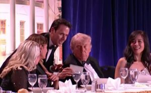 Lire la suite à propos de l’article Trump : après les tirs du 25 avril 2026, une vague complotiste envahit les réseaux