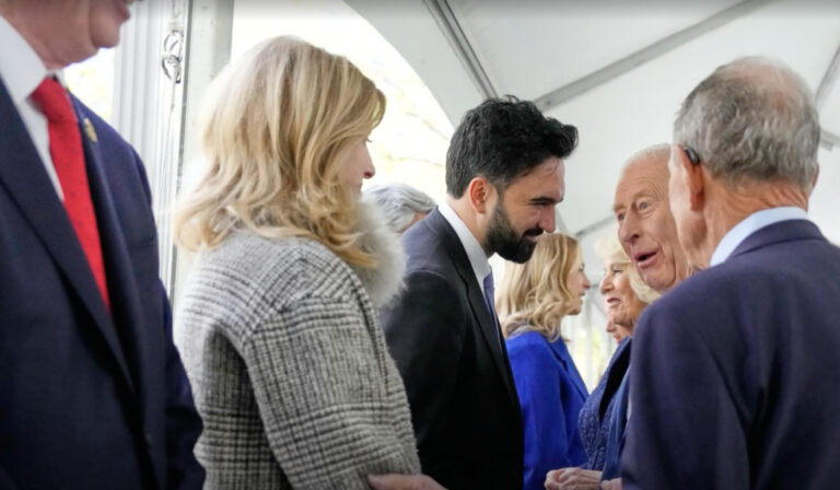 Lire la suite à propos de l’article Koh-i-Noor : le maire de New York interpelle Charles III sur le diamant controversé