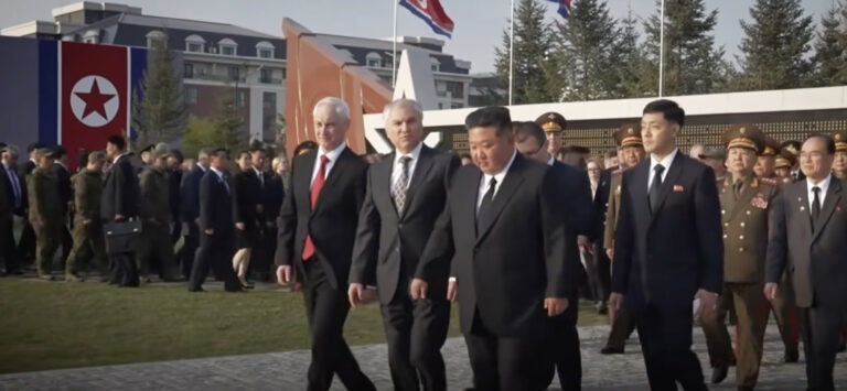 Lire la suite à propos de l’article Corée du Nord : Kim Jong-un confirme l’ordre donné aux soldats présents en Ukraine de se suicider plutôt que d’être capturés