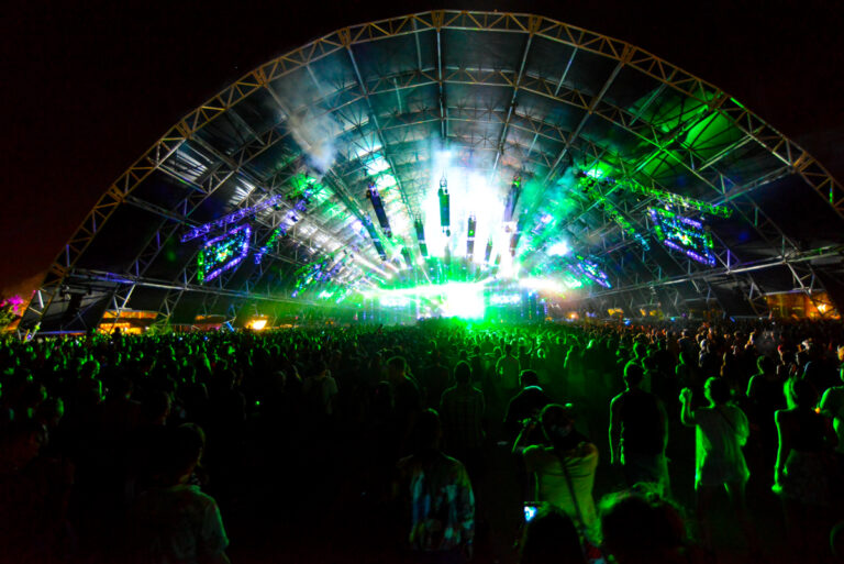 Lire la suite à propos de l’article Coachella : prix exorbitants, polémique politique et désastre écologique derrière le rêve californien porté par les influenceurs