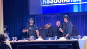 Lire la suite à propos de l’article États-Unis : Trump évacué en urgence après des tirs lors d’un gala à Washington