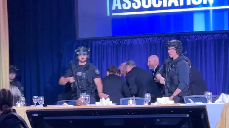 Lire la suite à propos de l’article États-Unis : Trump évacué en urgence après des tirs lors d’un gala à Washington