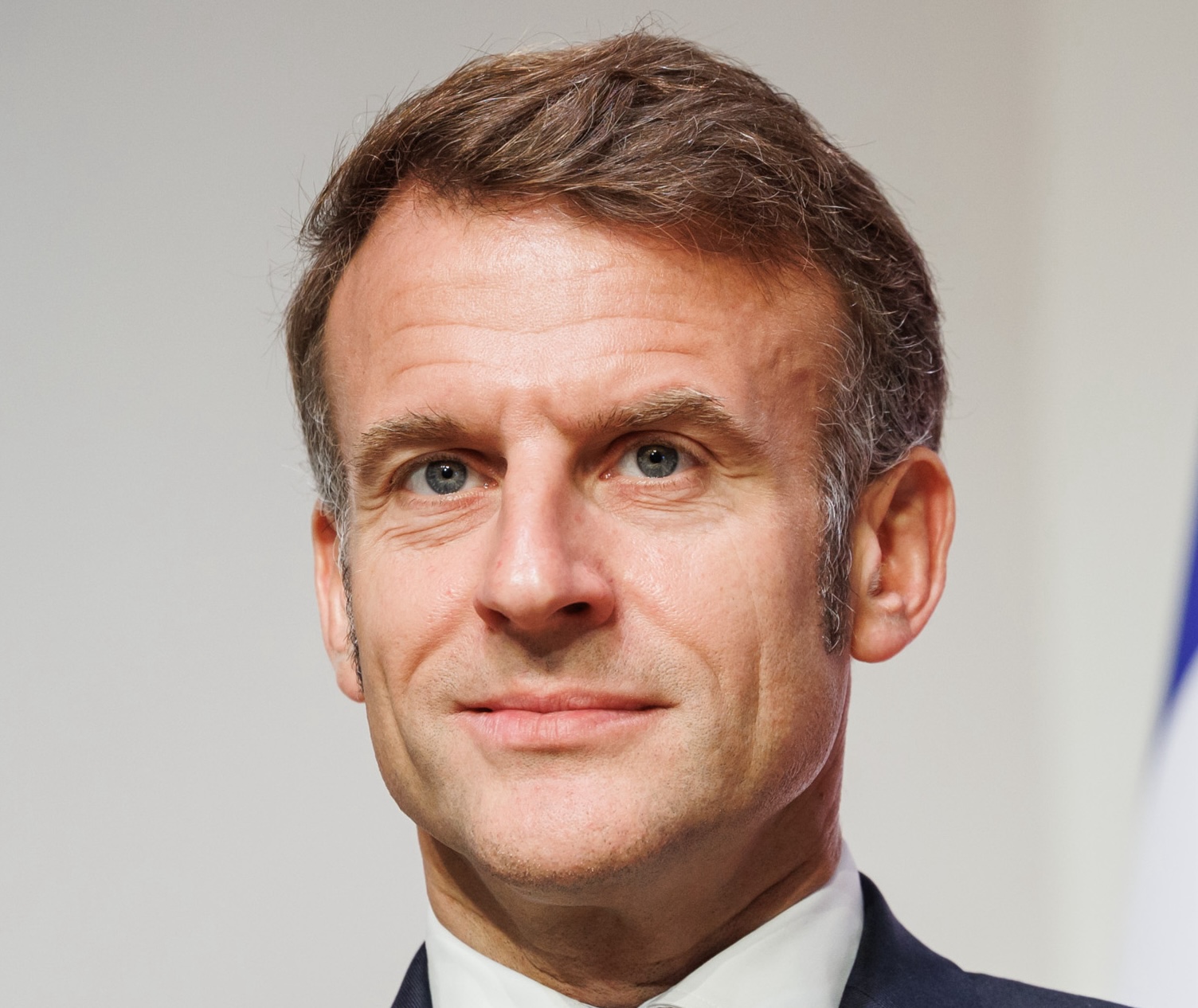 You are currently viewing Gabon : Le Canard enchaîné dévoile une bousculade entre les équipes d’Emmanuel Macron et un journaliste de Brut