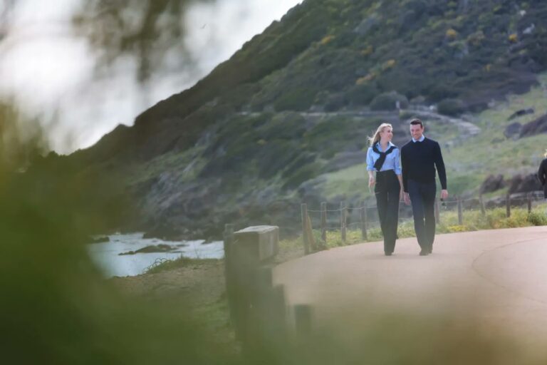 Lire la suite à propos de l’article Les photos « volées » de Jordan Bardella et de sa compagne : une paparazzade orchestrée de A à Z