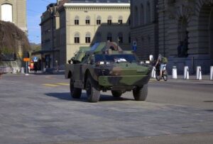 Lire la suite à propos de l’article Quand le “roi de Suisse” débarquait en blindé : l’incroyable coup d’éclat ou de com’ de Jonas Lauwiner