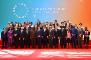 Lire la suite à propos de l’article Résistances aux antibiotiques : un pacte mondial signé à Lyon lors du Sommet One Health