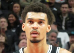 Lire la suite à propos de l’article Wembanyama : commotion inquiétante et revers cruel pour des Spurs déjà sous pression