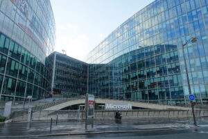 Lire la suite à propos de l’article Windows 10 : une veillée funèbre devant Microsoft France contre l’obsolescence programmée