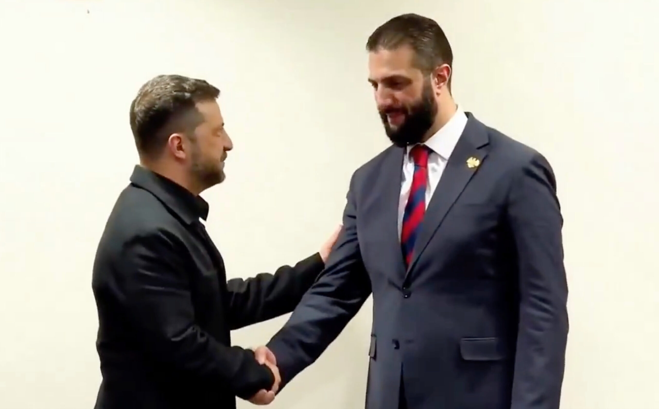 You are currently viewing Zelensky à Damas : l’Ukraine tisse des liens avec la Syrie post-Assad