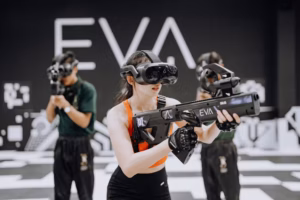 Lire la suite à propos de l’article Lapins Crétins en VR : EVA lance “Rabbids Color Chaos”, une nouvelle expérience immersive familiale entre jeu vidéo et réalité physique