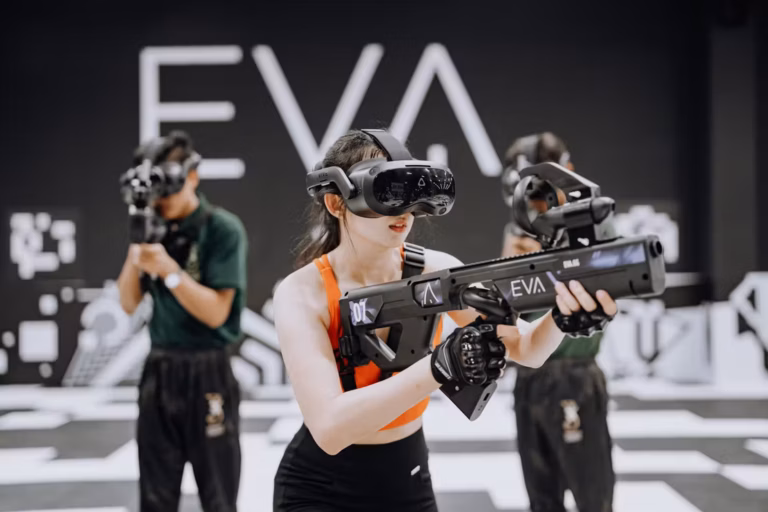 Lire la suite à propos de l’article Lapins Crétins en VR : EVA lance “Rabbids Color Chaos”, une nouvelle expérience immersive familiale entre jeu vidéo et réalité physique