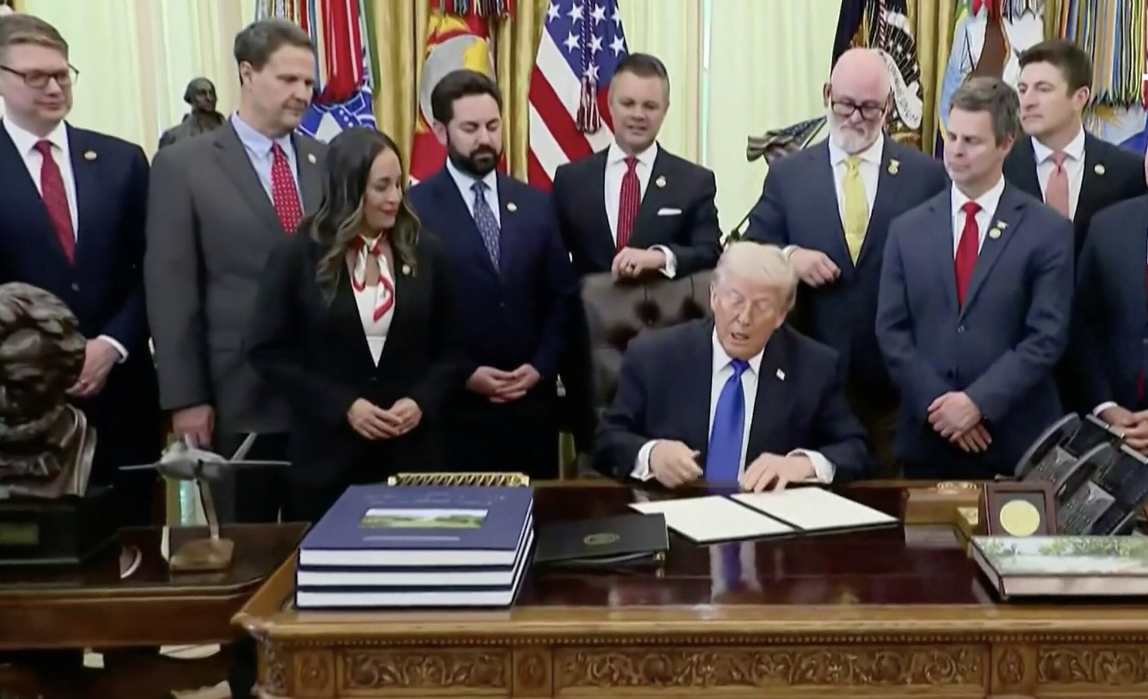 Donald Trump dans le bureau ovale. Photo : Capture d'écran de FranceInfo.