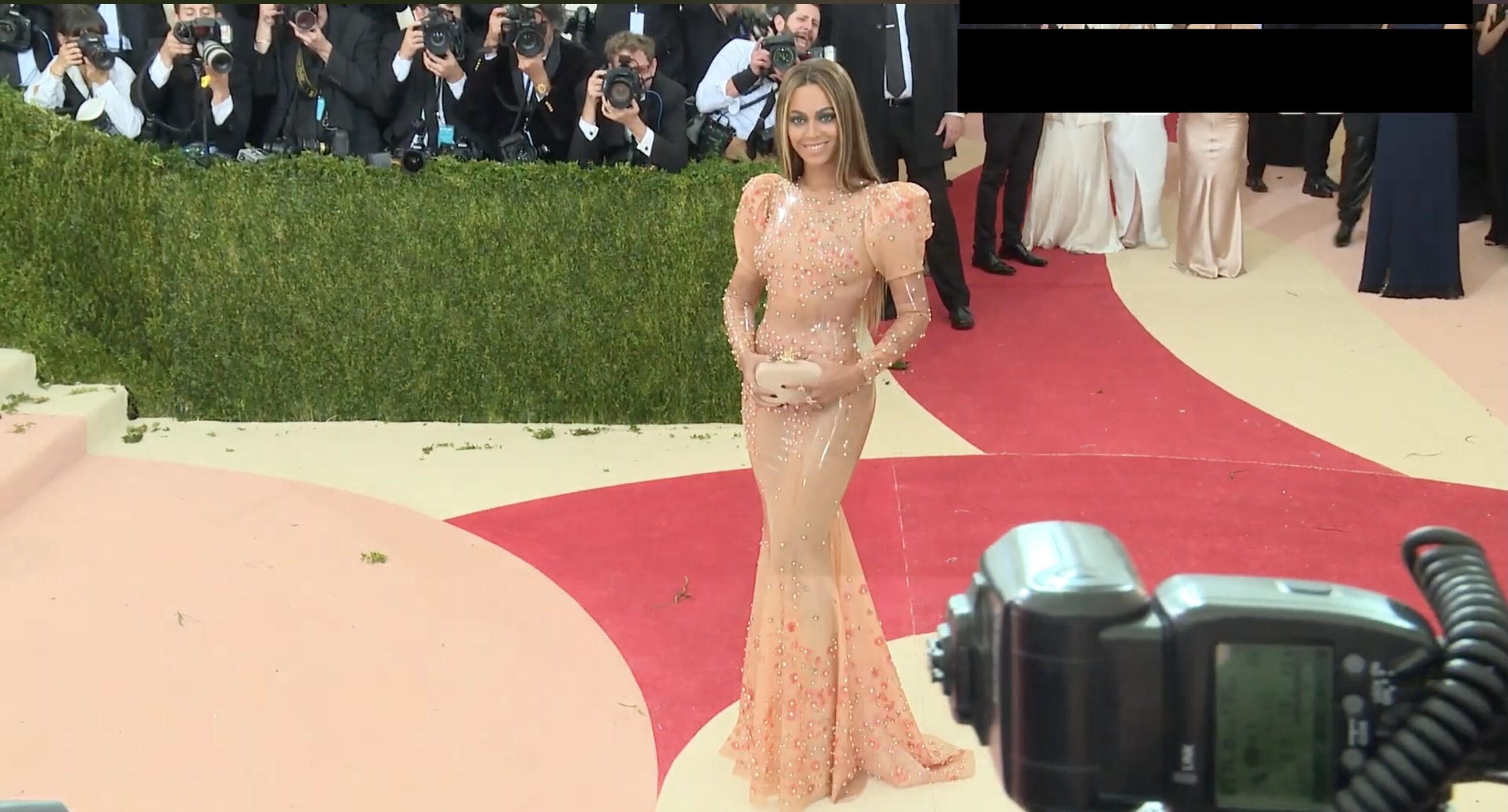 Beyoncé lors du Met Gala 2018. Photo : The Hollywood Fix / Youtube. 