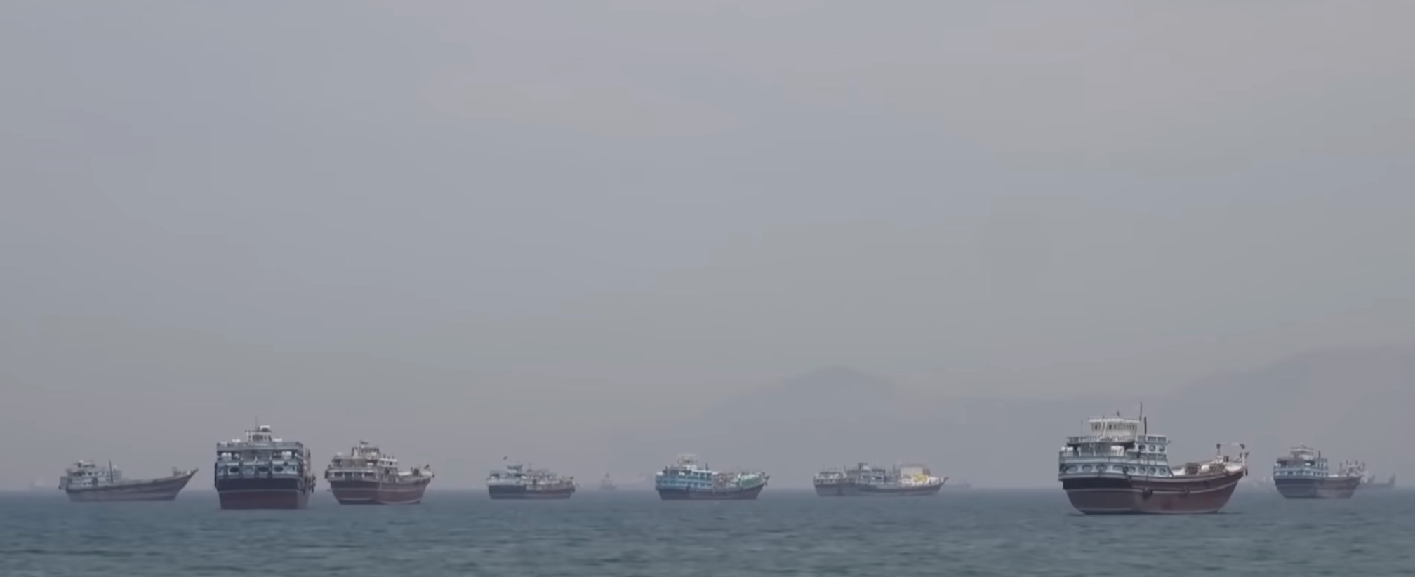 Navires américains dans le détroit d'Ormuz. Photo : Capture d'écran de France 24.