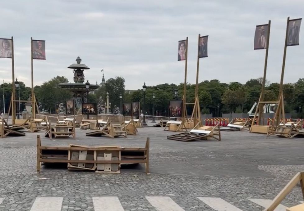 L’exposition « Vivre Ensemble » de Yann Arthus-Bertrand saccagée sur la place de la Concorde. Photo : @yannarthusbertrand / Instagram.