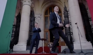 Lire la suite à propos de l’article Hongrie : le ministre danseur de Peter Magyar enflamme encore la scène avant son entrée au gouvernement