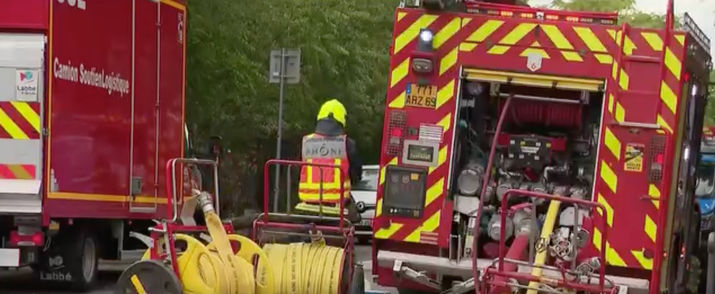 Intervention des pompiers lors de l'incendie à Décines-Charpieu. Photo : Capture d'écran de FranceInfo / Facebook.