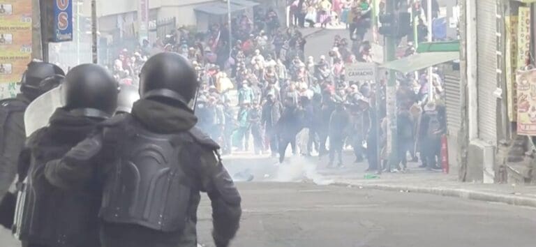 Lire la suite à propos de l’article Bolivie : manifestations massives et affrontements à La Paz contre le président Rodrigo Paz en pleine crise économique